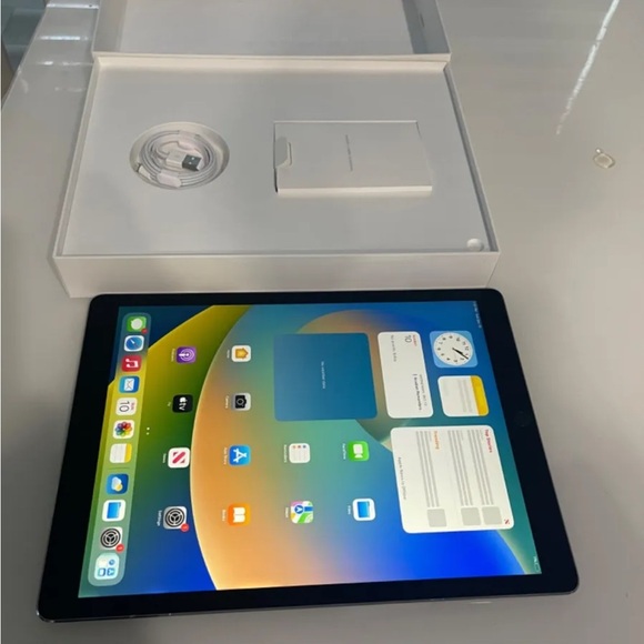 I am selling out my old iPad Pro 6th Gen.12.9inch Wi-Fi 5G o2 network 128Gbspace - Picture 4 of 4
